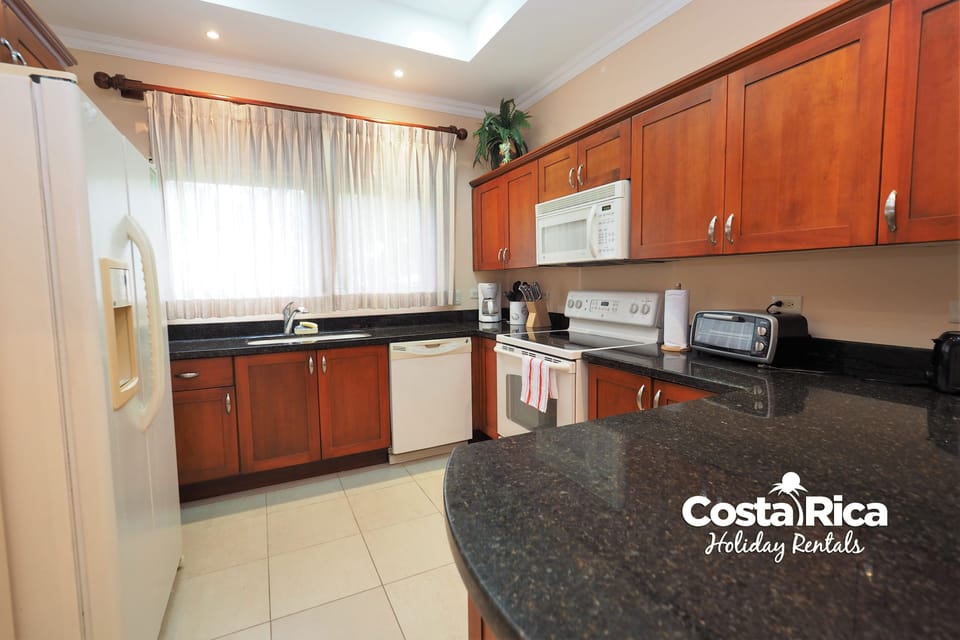 Apartment, 2 Bedrooms (Macaw #4) | Private kitchen | Full-size fridge, microwave, oven, stovetop