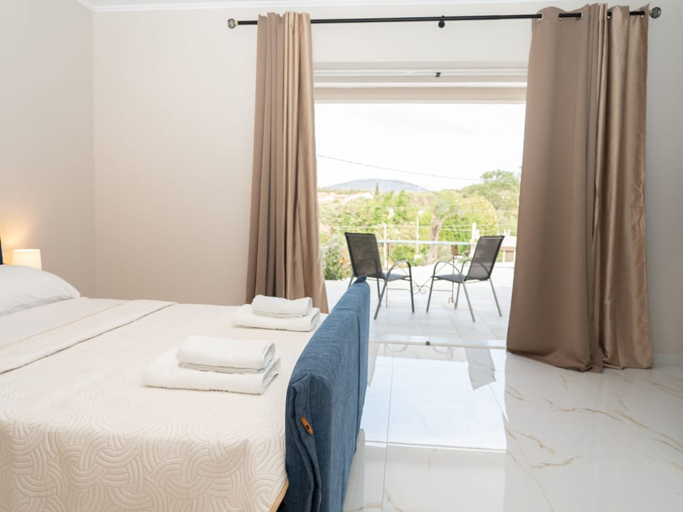 Deluxe Apartment | Blackout drapes, soundproofing, iron/ironing board, free WiFi
