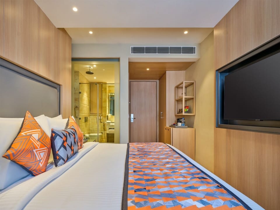 Deluxe Room | Premium bedding, down comforters, memory foam beds, in-room safe