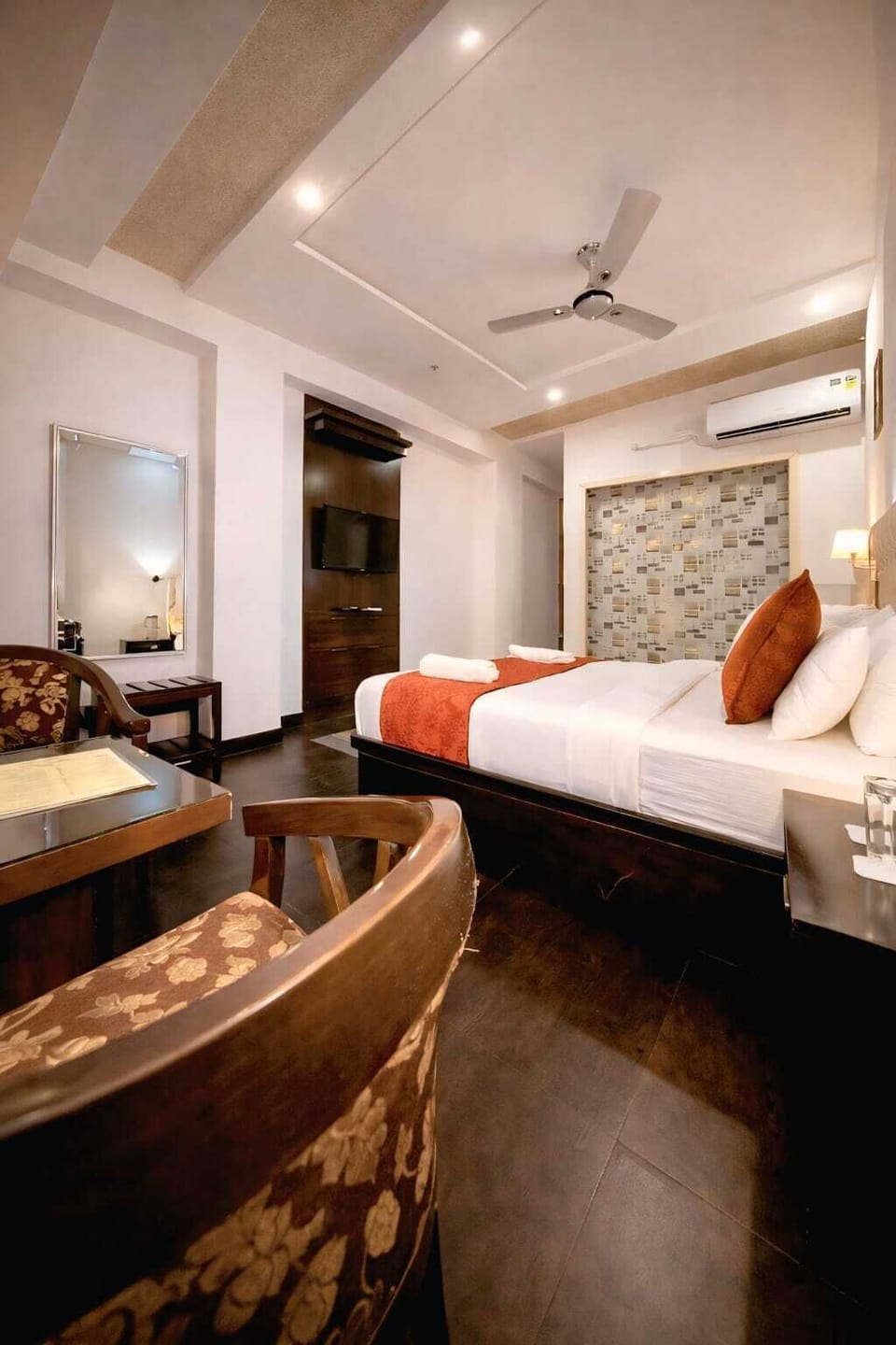 Executive Room | Desk, free WiFi, bed sheets