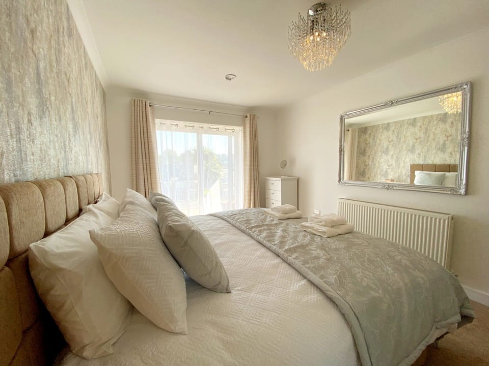 Spacious and light bedroom - Ockendon House Apartment B