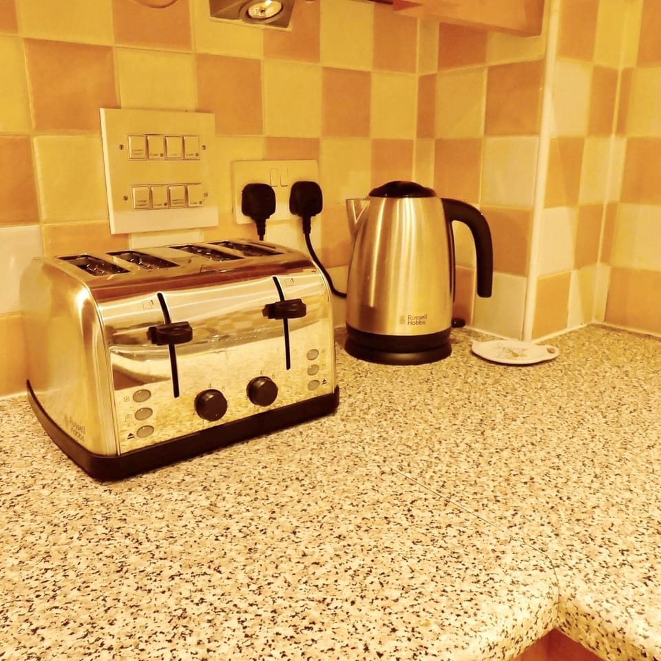 The toaster and electric kettle