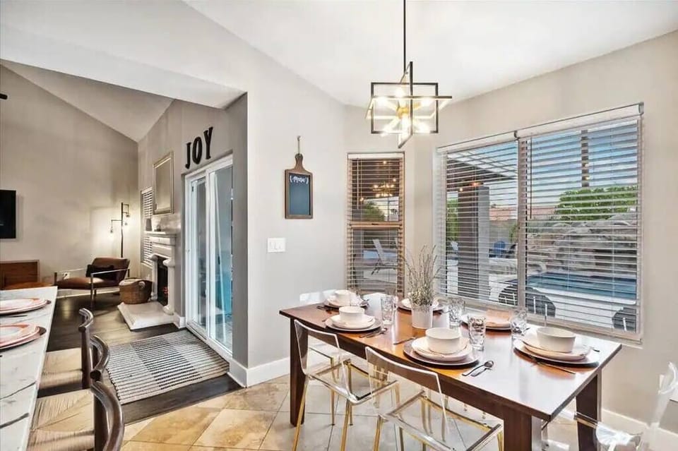 Kitchen nook area that seats 6