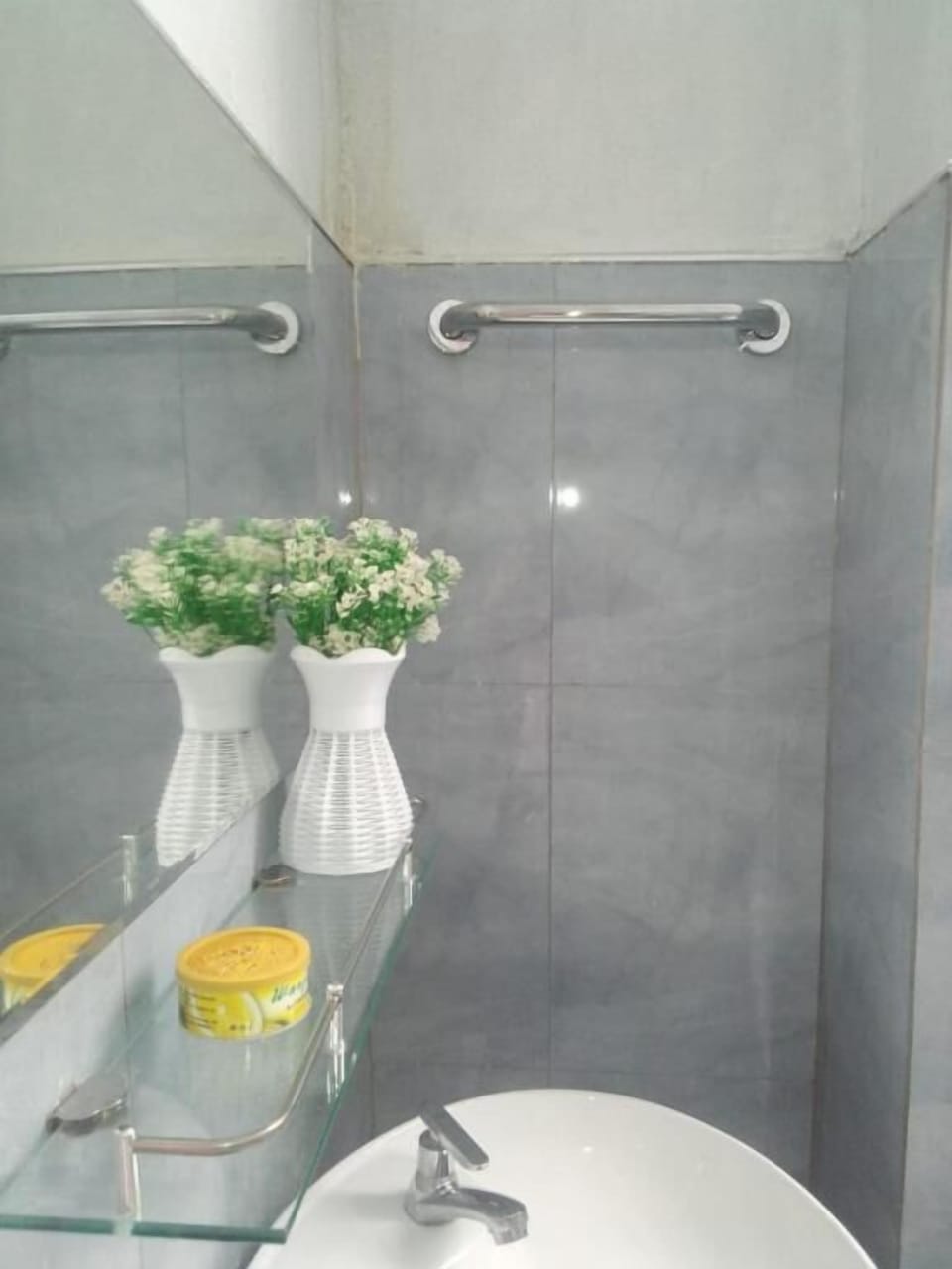 Family Room | Bathroom | Shower, rainfall showerhead, towels