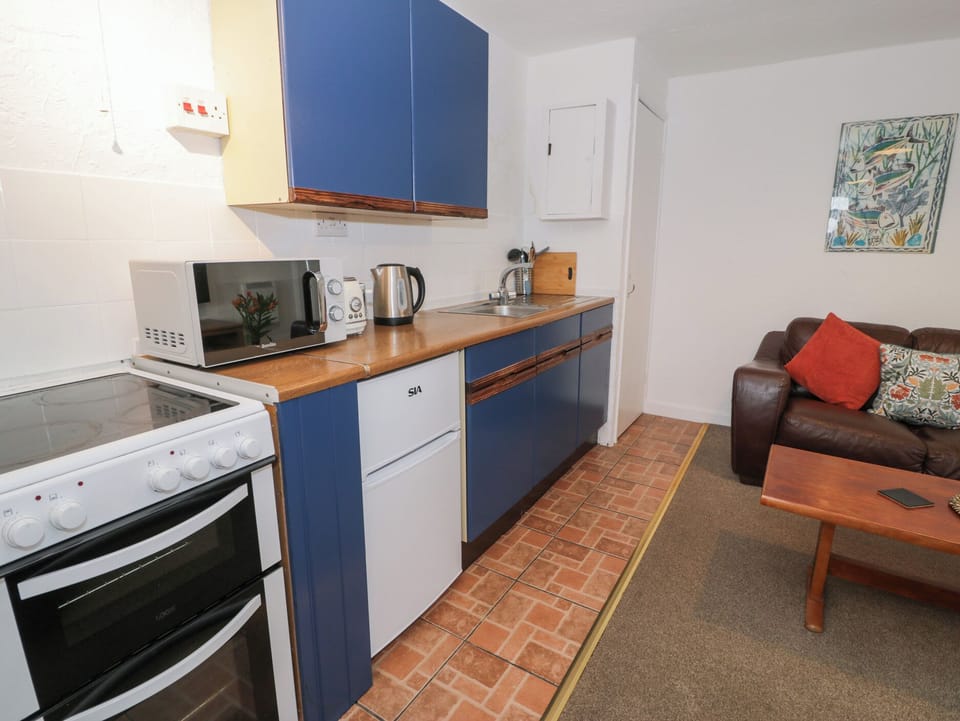 Cottage | Private kitchen | Fridge, electric kettle, toaster, cookware/dishes/utensils