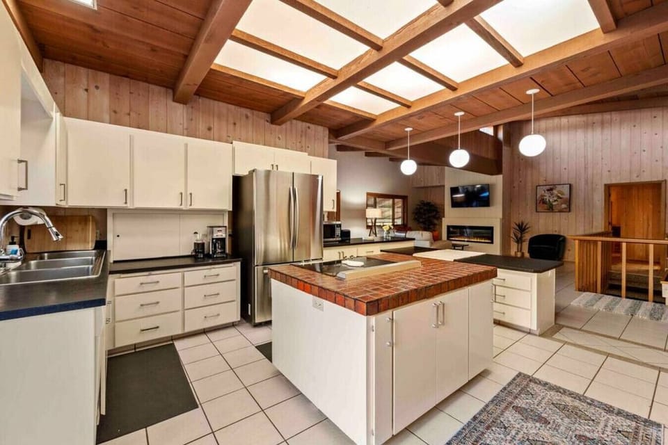 The spacious kitchThe spacious kitchen area provide ample room to gather and prepare mealsen area