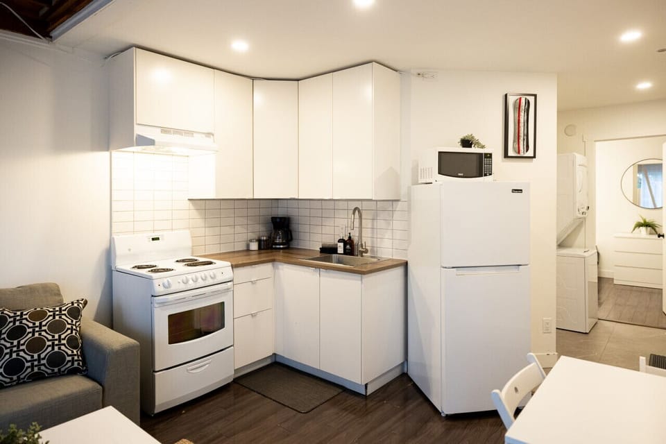 `The place: great location, easy access to both highway and Creekside Gondola; free & convenient parking; functional room & amenities.`-Guozhen, Davis, CA
