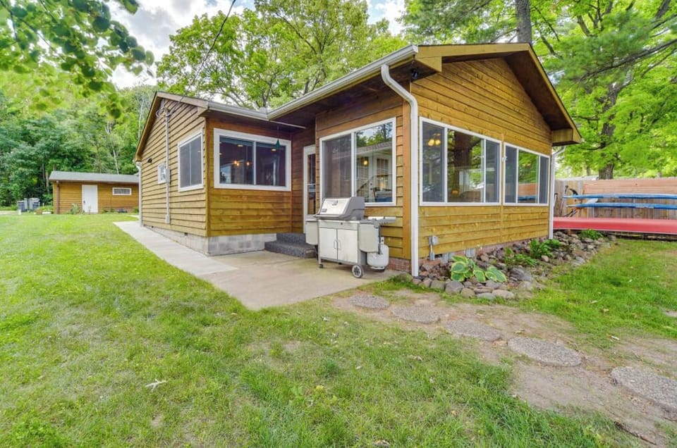 Gas grill provided with lake views 