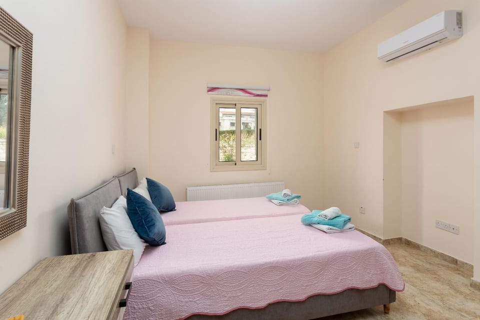 Twin bedroom with A/C