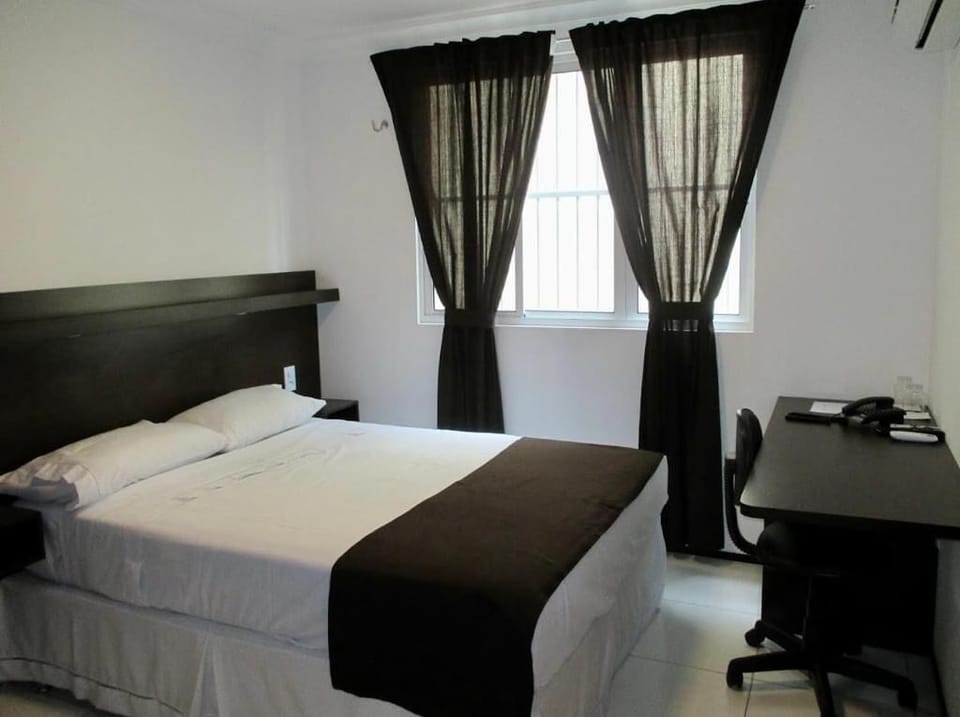 Comfort Room | Desk, laptop workspace, free WiFi