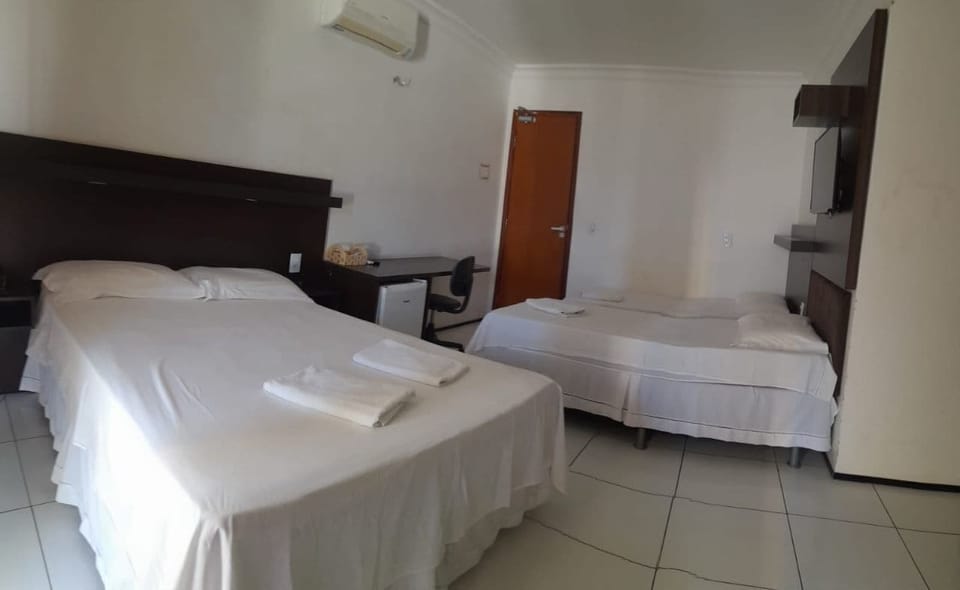 Family Room | Desk, laptop workspace, free WiFi