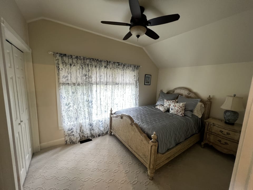 Queen bed with spacious closet & private access to bathroom