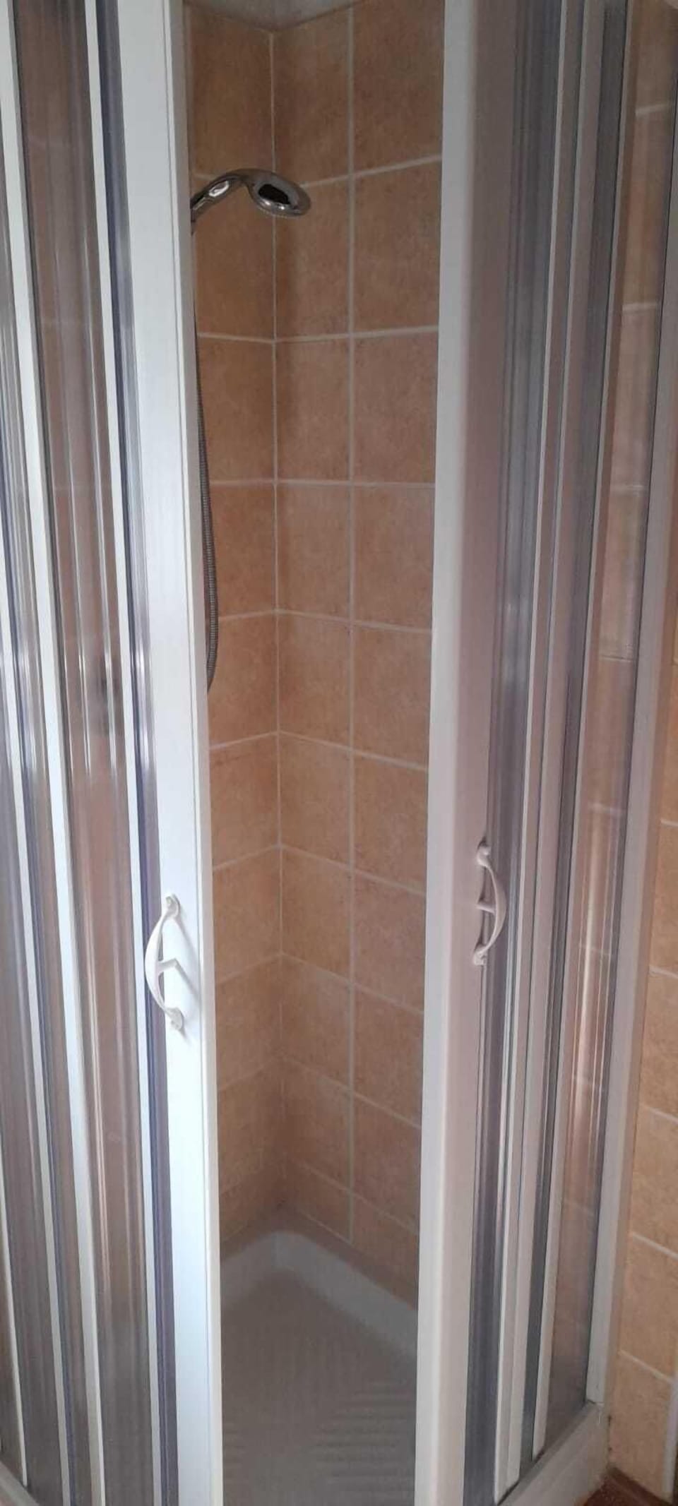 Shower, rainfall showerhead, free toiletries, hair dryer