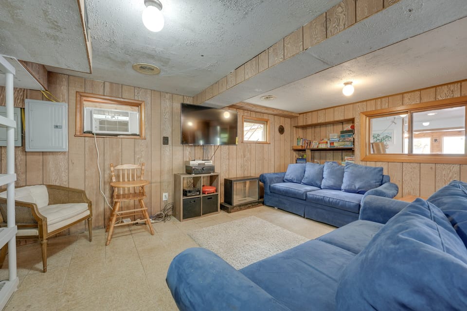 Living Room | Free WiFi | Central A/C
