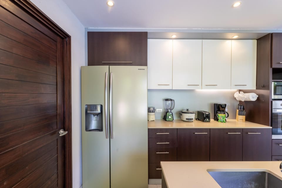 Gourmet kitchen, fully stocked
