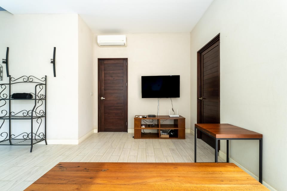 Spacious living area, flat screen Tv.