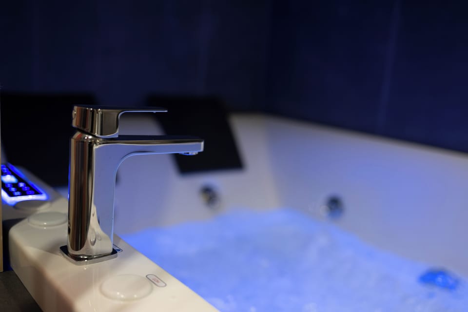 Elite Room, 1 Bedroom, Non Smoking | Private spa tub