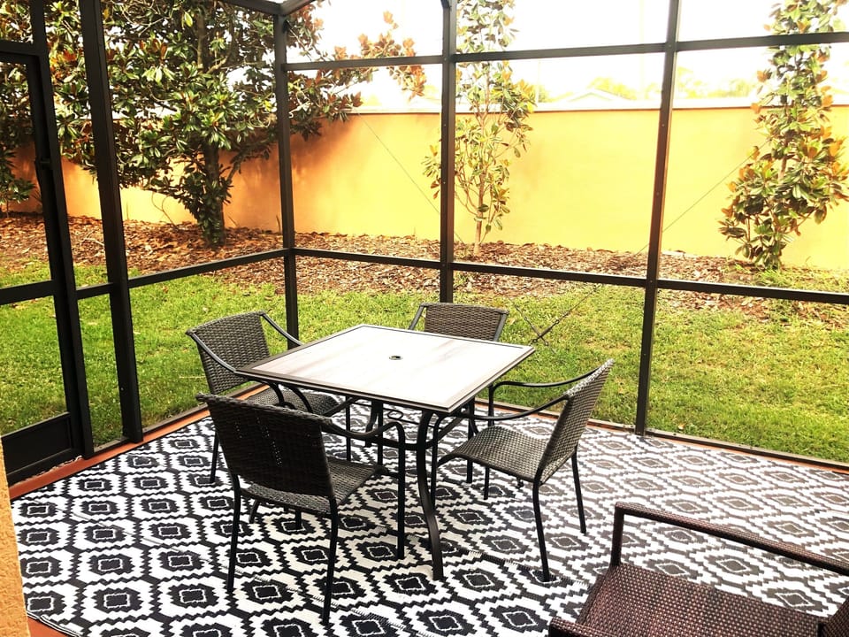 Private lanai with dining area