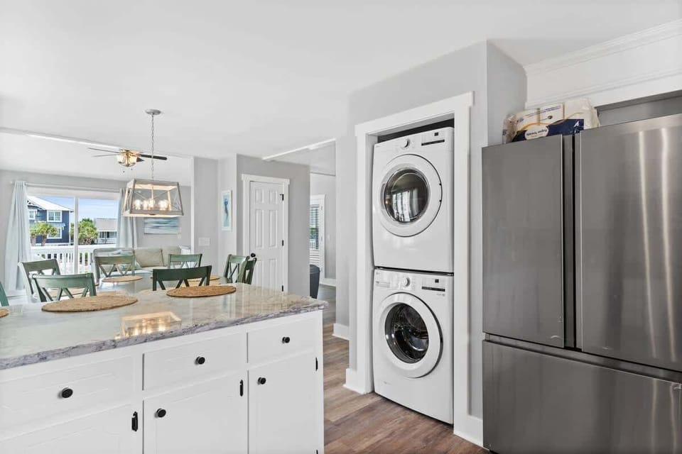 Bright and airy space, perfect for family meals and ocean views!