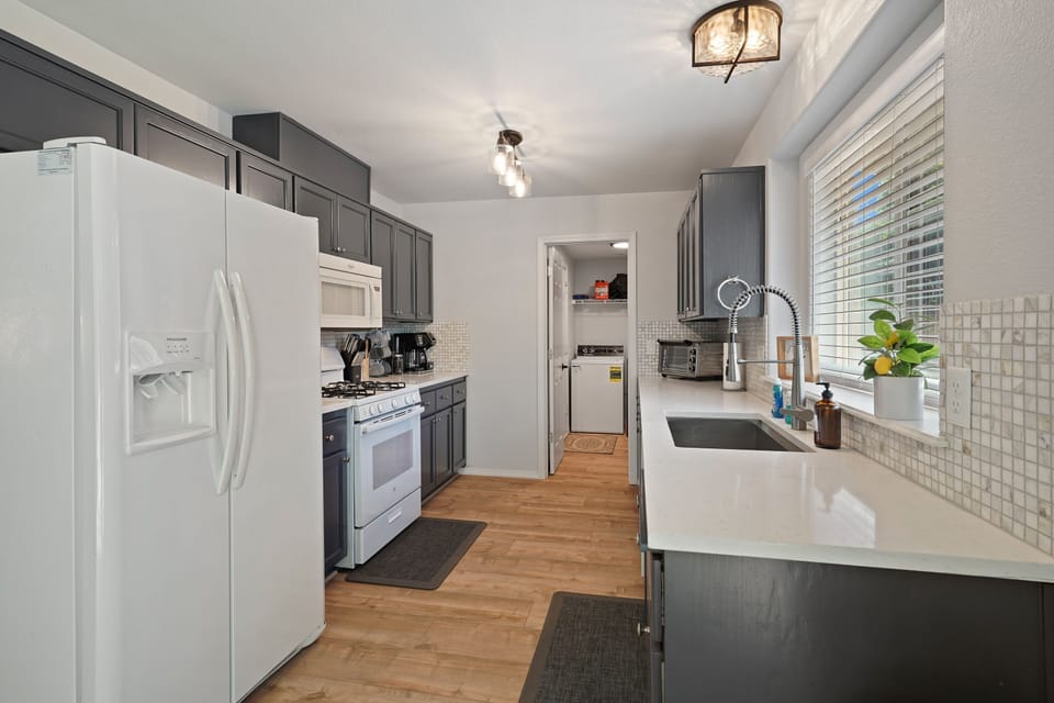 House, 4 Bedrooms | Private kitchen | Fridge, oven, coffee/tea maker, toaster