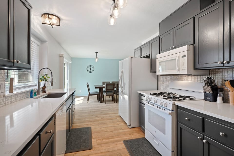 House, 4 Bedrooms | Private kitchen | Fridge, oven, coffee/tea maker, toaster