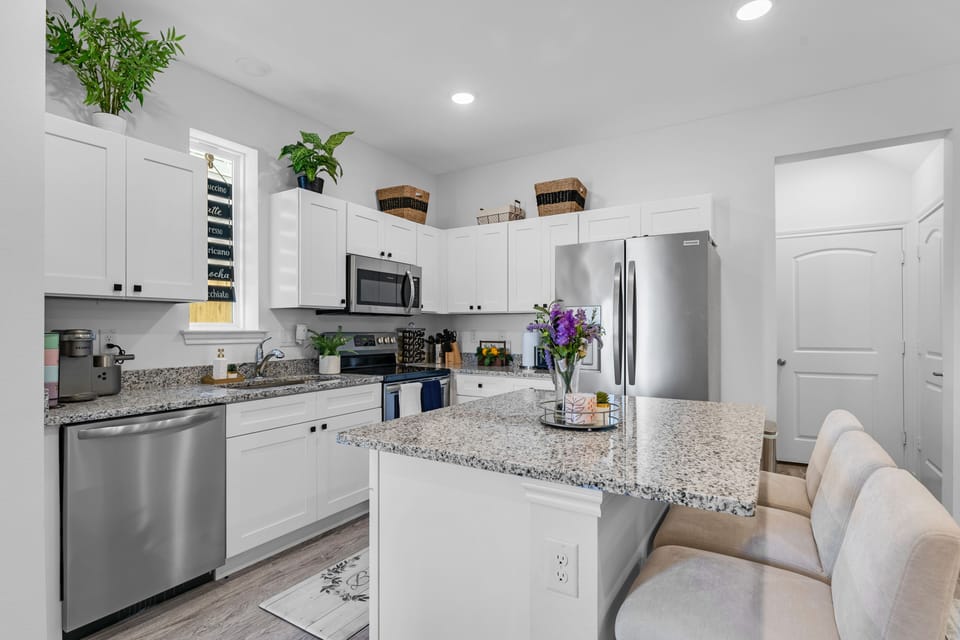 Full size kitchen stocked with all kitchen essentials. 