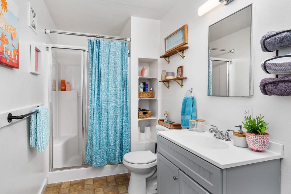 Big space for a nice hot shower. (No tub).   