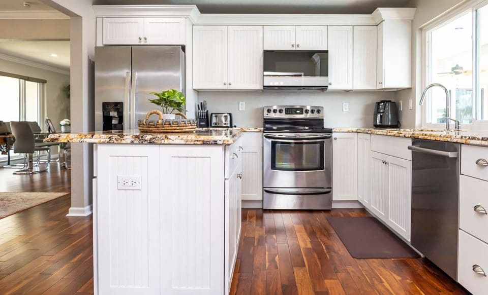 Discover the joy of cooking in a perfectly equipped kitchen. Your culinary journey begins now.