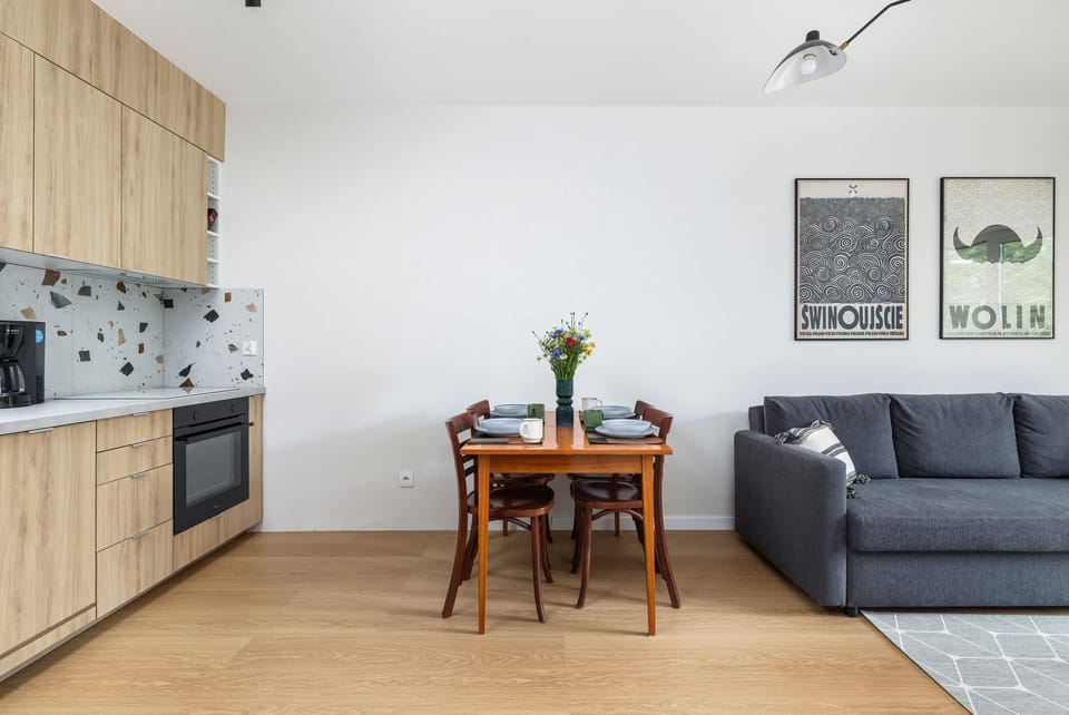 The kitchenette is seamlessly integrated into the living area and is equipped with high-quality appliances.