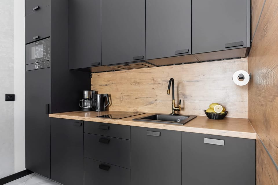 Kitchenette equipped with high-quality appliances, set of dishes and kitchen utensils.