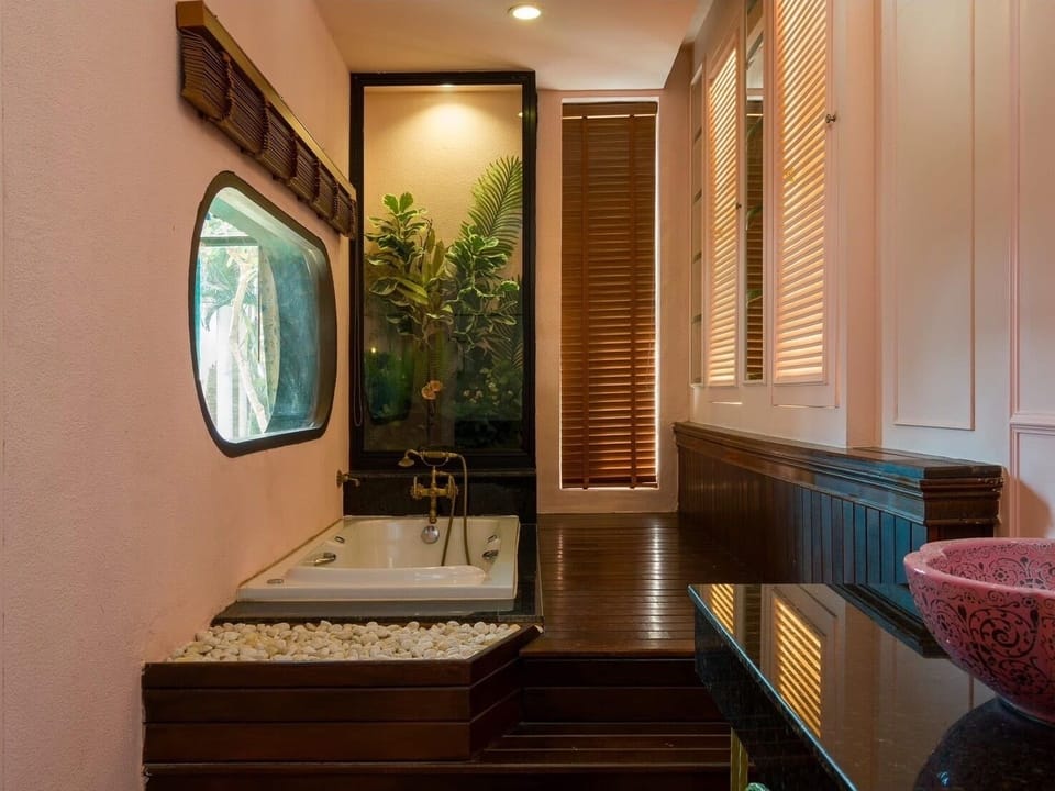 Separate tub and shower, jetted tub, rainfall showerhead