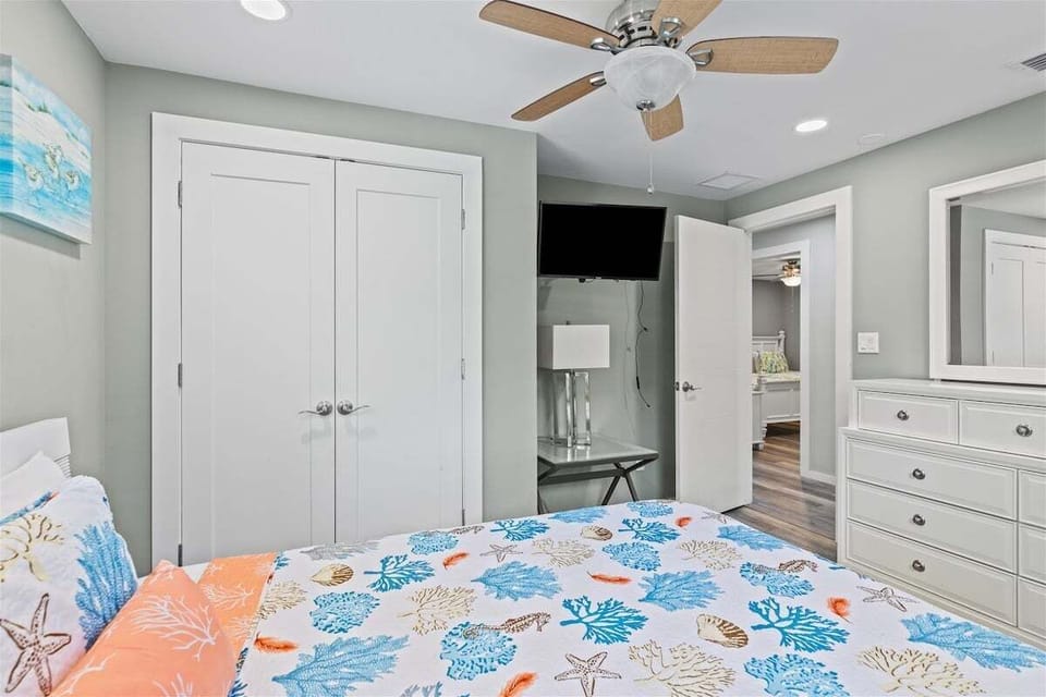 Bedroom 5 with a queen bed.