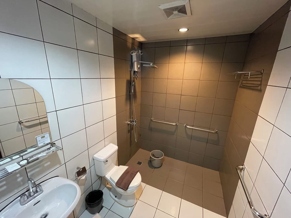 Triple Room | Bathroom | Shower, free toiletries, bidet, towels