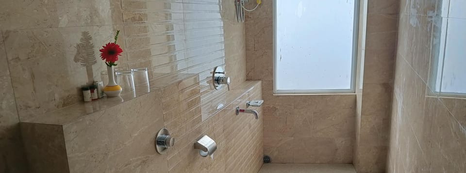 Superior Room | Bathroom | Shower, free toiletries, hair dryer, slippers
