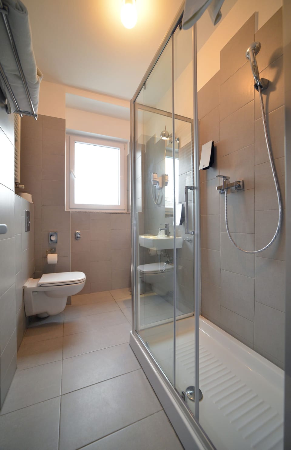 Double Room | Bathroom | Shower, free toiletries, hair dryer, slippers