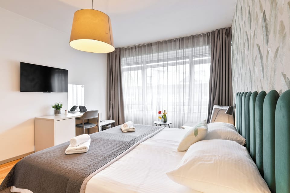 Double Room | In-room safe, desk, laptop workspace, blackout drapes
