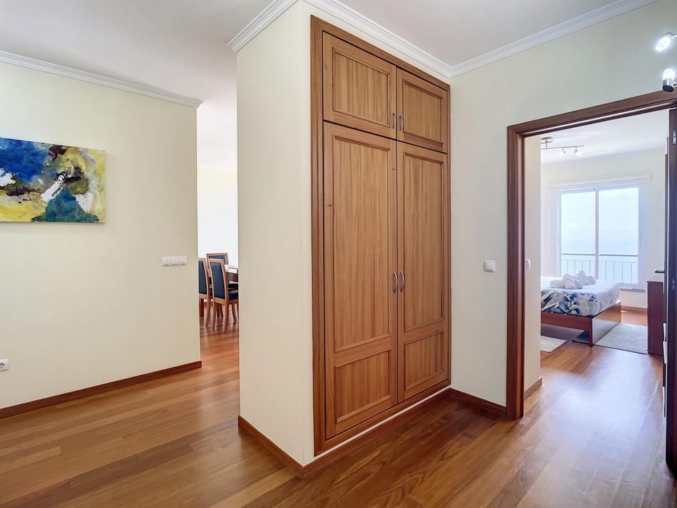 House | 2 bedrooms, desk
