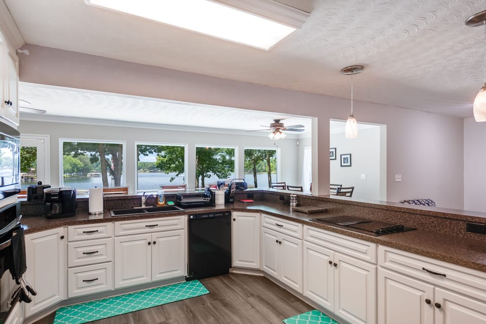 Roomy Kitchen: A Pleasure for All, Cooking Enthusiast or Not.