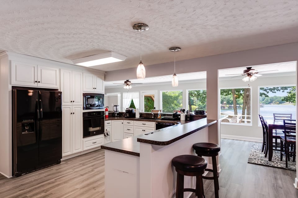Roomy Kitchen: A Pleasure for All, Cooking Enthusiast or Not.