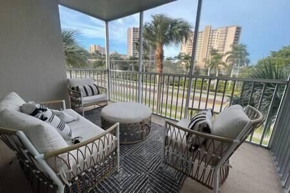 Screened in patio for relaxing after a day on beach 