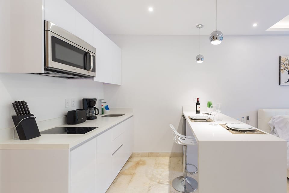 Basic Apartment | Private kitchen | Mini-fridge, microwave, coffee/tea maker, blender