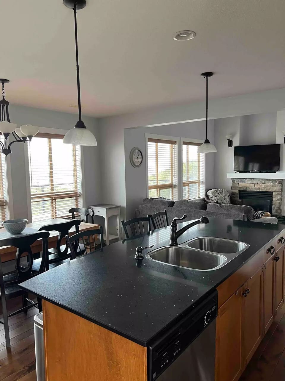 Kitchen that is fully equipped.