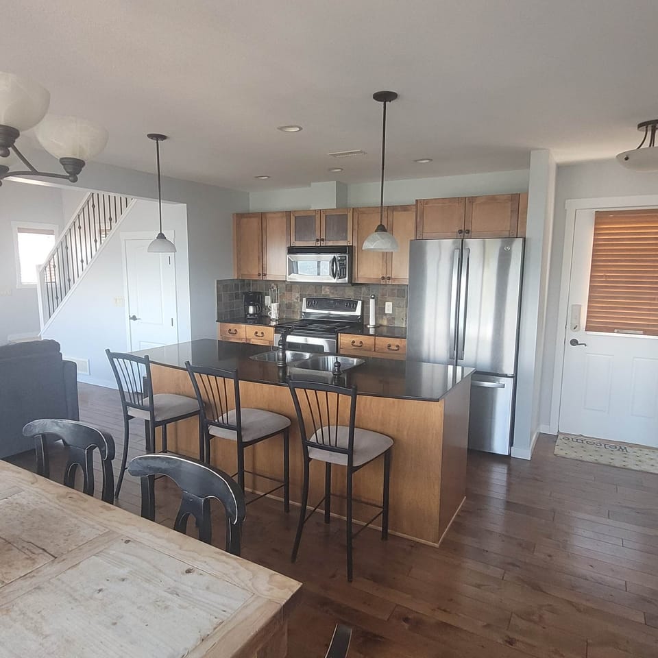 Kitchen that is fully equipped.