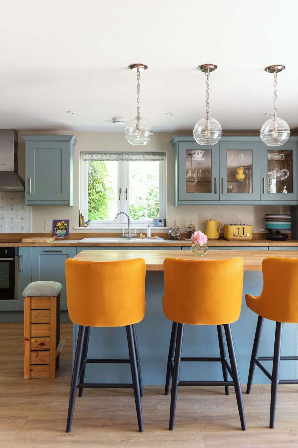 Breakfast bar and kitchen 