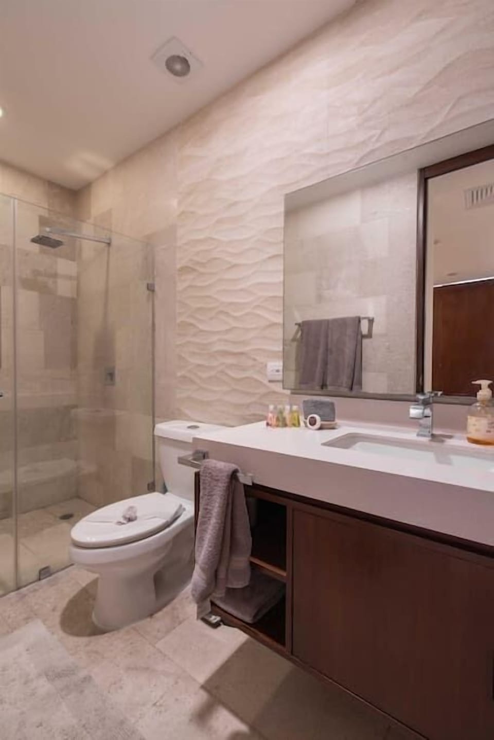 Full Bathroom in Master Bedroom (1)