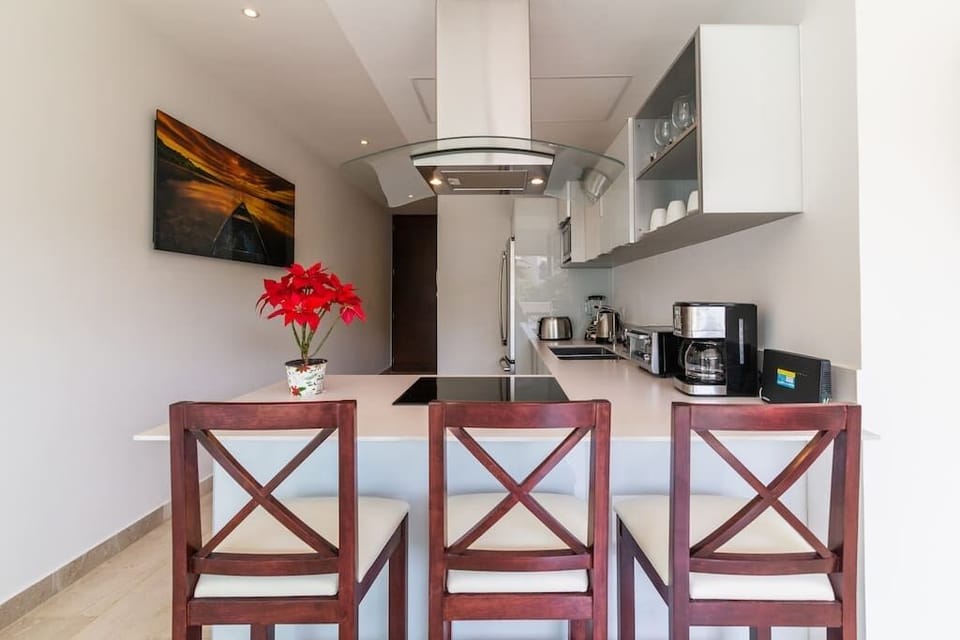 Fully Equipped Kitchen (1)