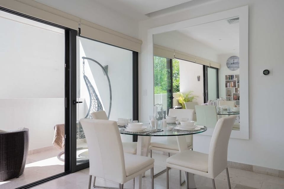 Dining Area (2)
