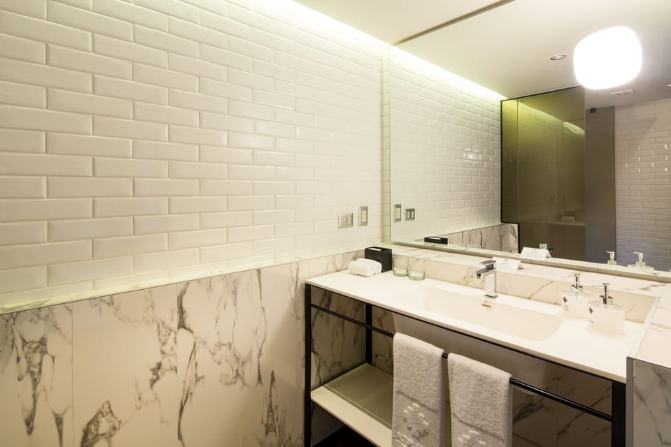 Superior Double Room, Park View | Bathroom | Free toiletries, hair dryer, towels