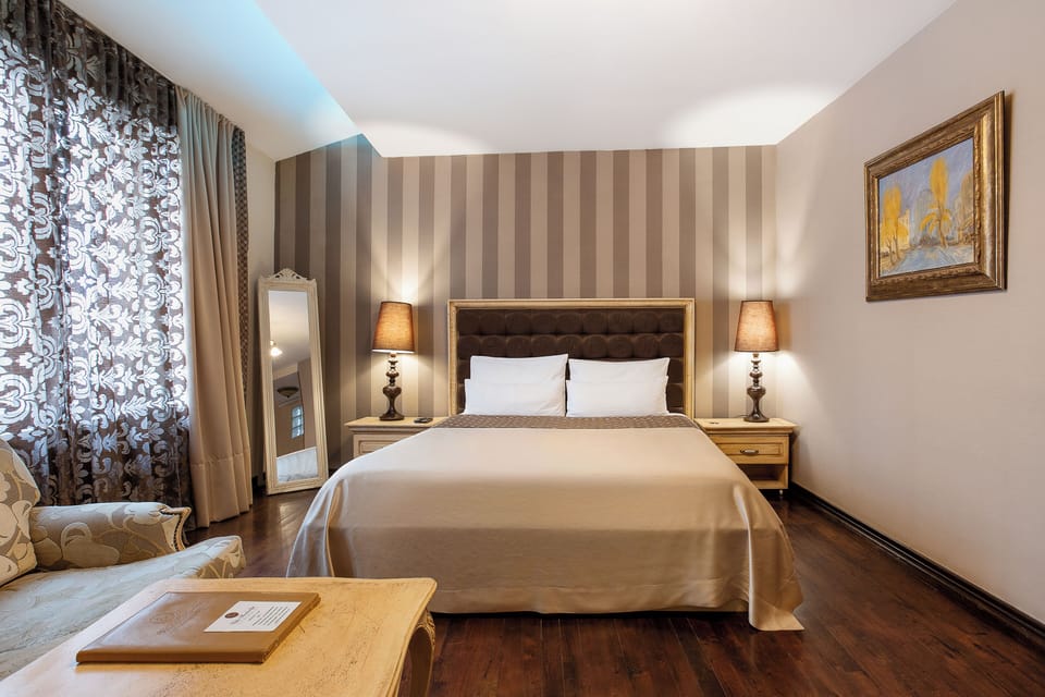 Deluxe Double Room, 1 King Bed, Jetted Tub | Pillowtop beds, minibar, desk, iron/ironing board