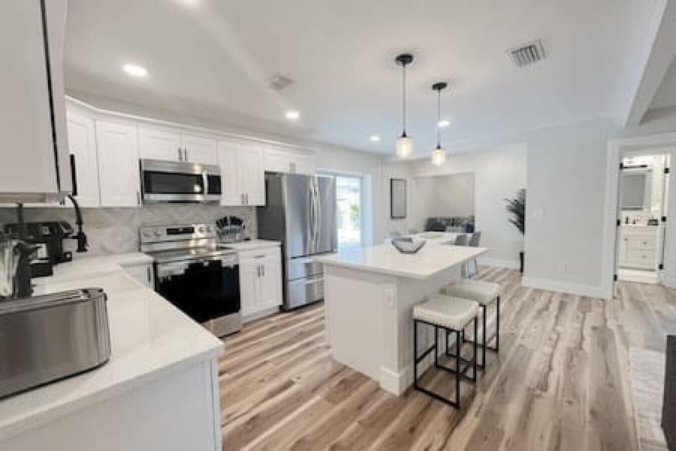 Fully Stocked Kitchen w/ Stainless Steel Appliances